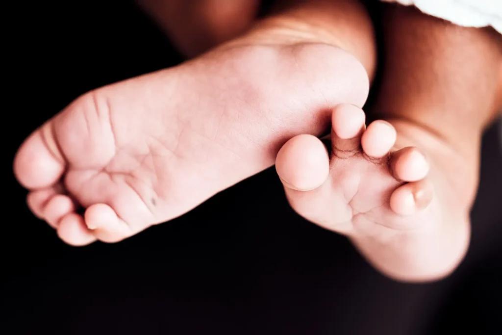 Photo de pieds de bébé sur fond noir