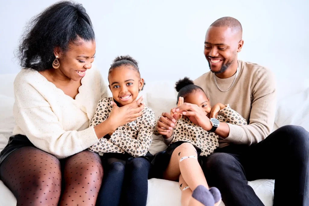 Dawakeen-photographe-yvelines-portrait-famille 4 Séance photo portraits de famille à domicile sur un canapé. Capture d'un moment de qualité en famille.
