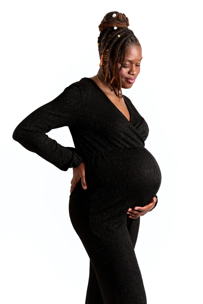 Photo de femme enceinte au studio, fond blanc, ensemble noir