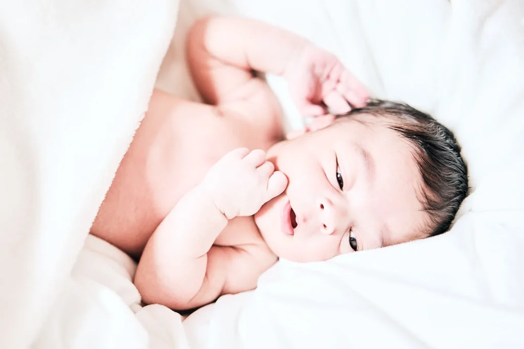 Séance photo bébé nouveau né éveillé et allongé