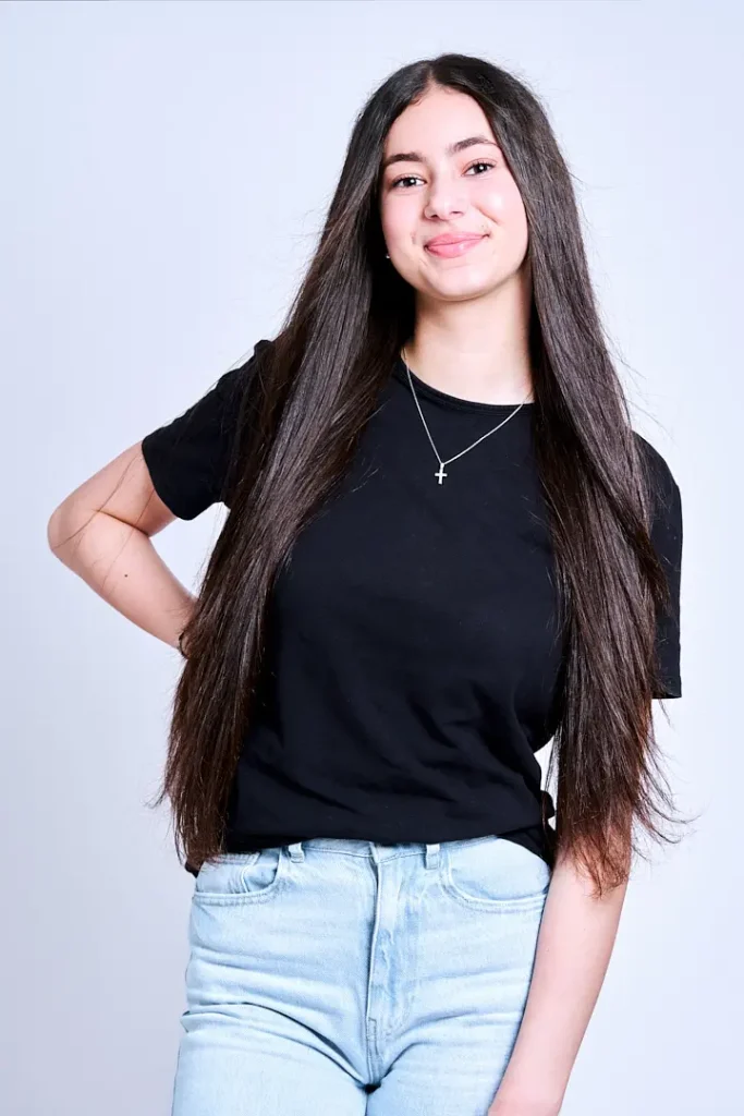 Portrait d'un adolescente qui pose devant l'objectif au studio