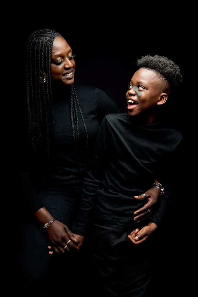 Portrait joyeux d'un fils et sa mère. Ils se regardent et rient ensemble