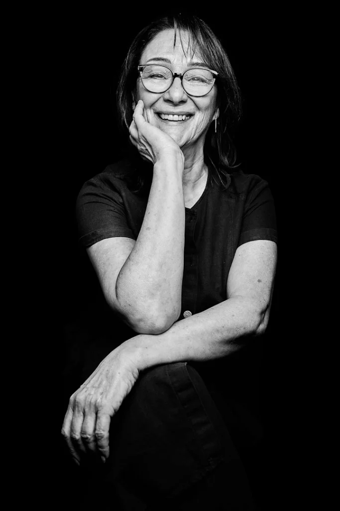 Portraits - Séance photo d'une femme de la soixantaine en noir et blanc au studio
