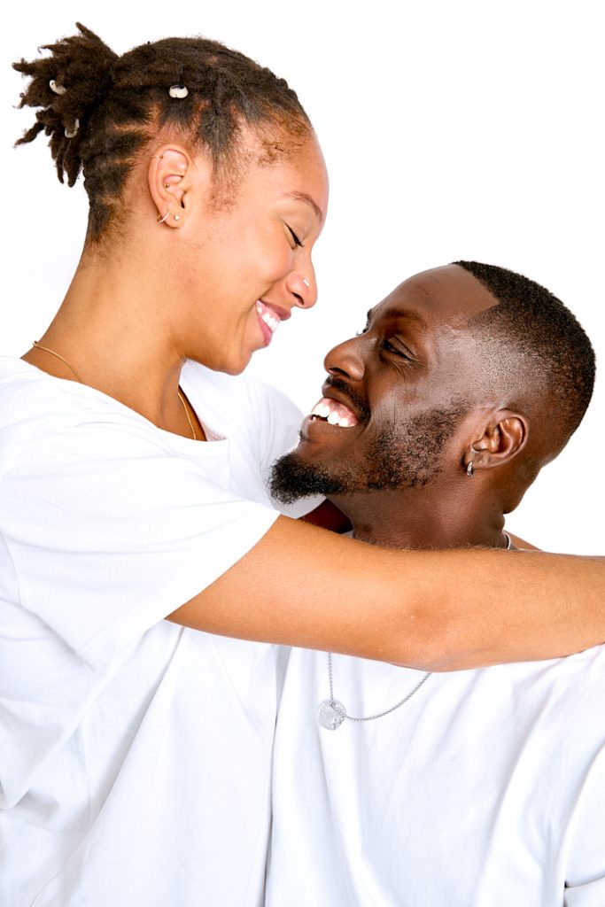Photographie de couple au studio, se regardant et souriant