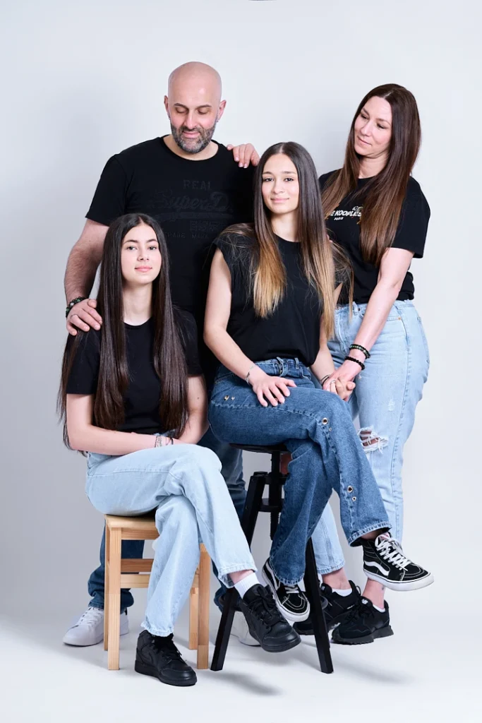 Séances Portrait de famille blanche au studio, séance photo en tenues haut noirs et jeans, fond blanc.
