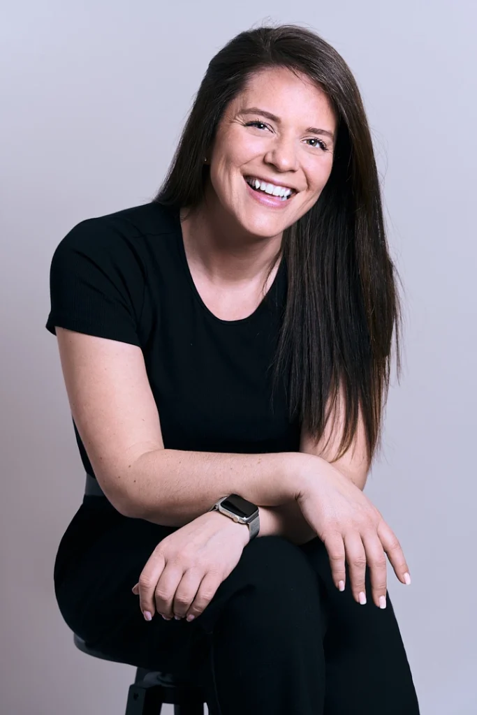 Portraits - Shooting d'une femme blanche en studio, assise et souriante