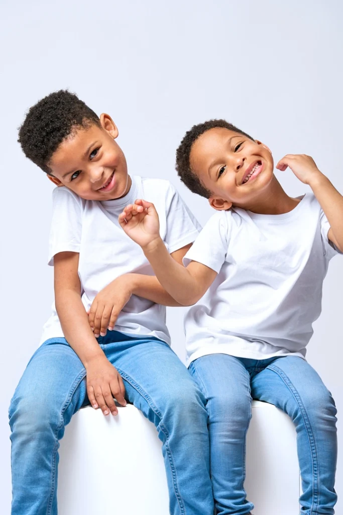 Photographe portrait. Deux enfants métisses au studio