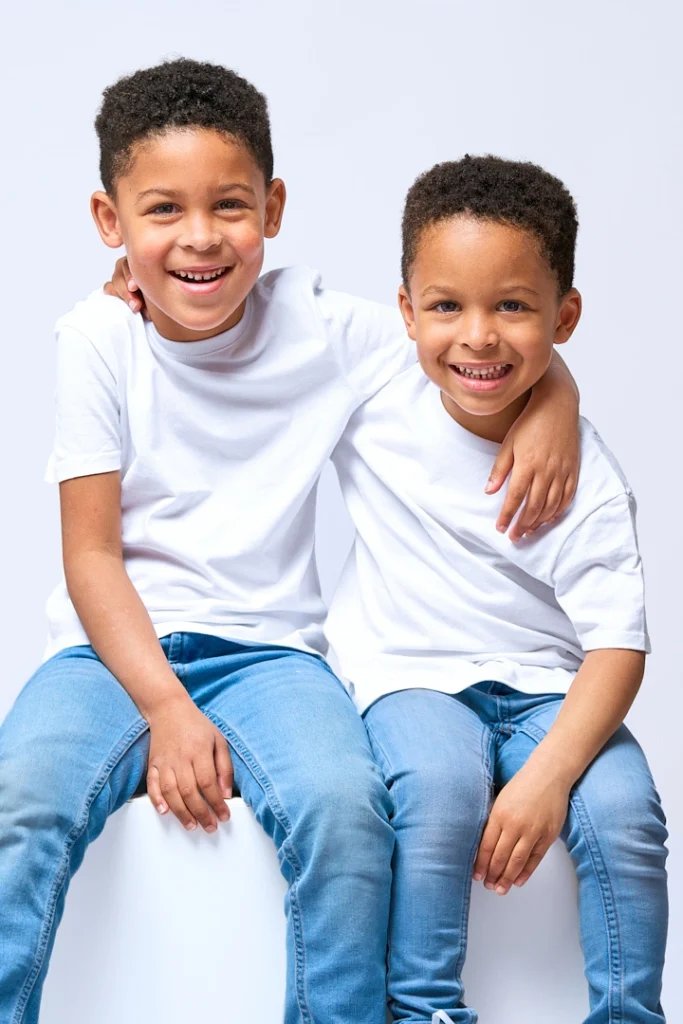 Portrait de la complicité entre deux enfants, deux frères au studio