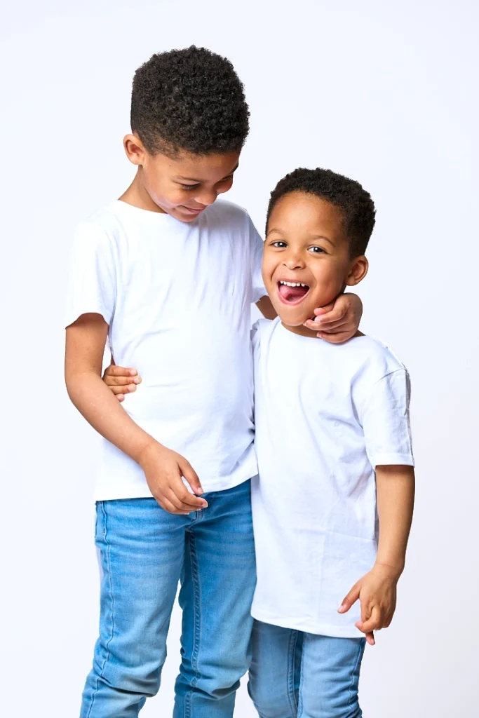 Séance photo enfants, deux frères au studio
