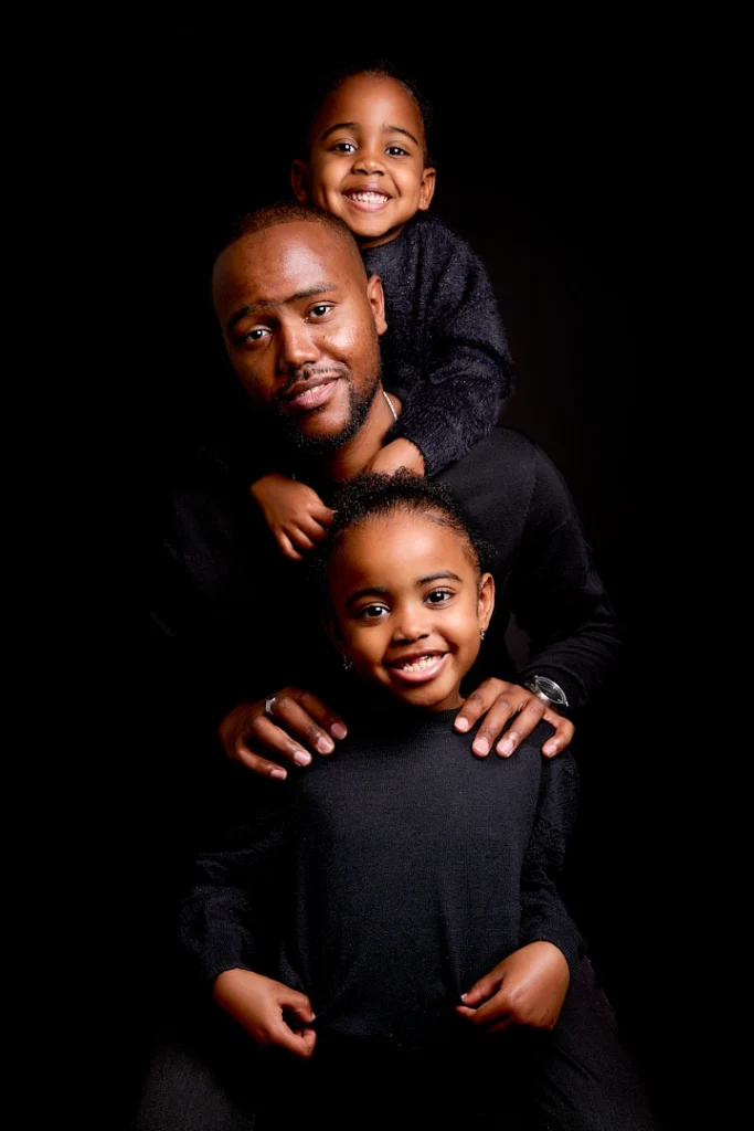 Séance photo en famille au studio avec papa et ses deux petites filles