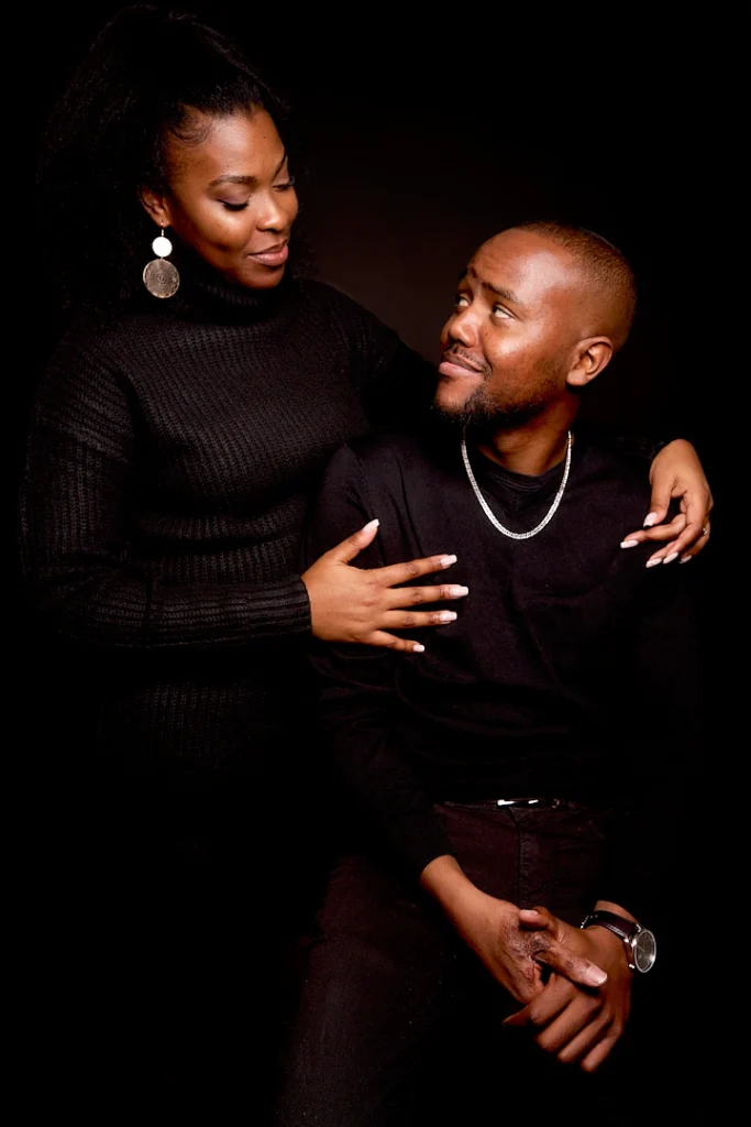 Séance photo en couple au studio ambiance full black