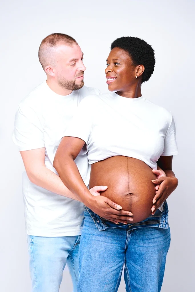 Portrait de couple heureux car la femme est enceinte