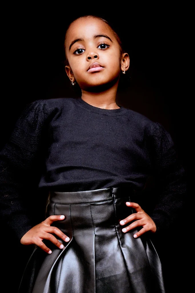 Portrait enfant en séance photo au studio