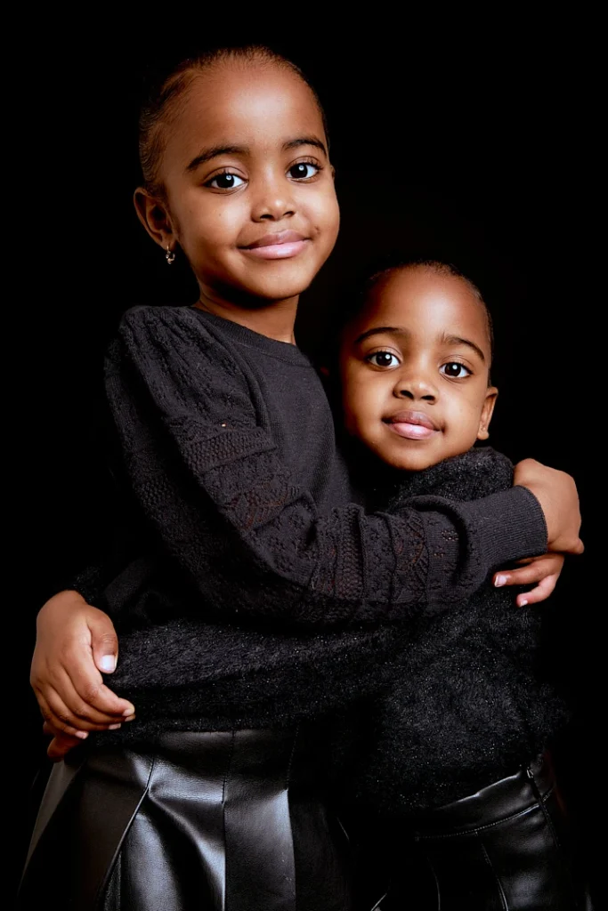 Portrait enfants, deux soeurs, au studio